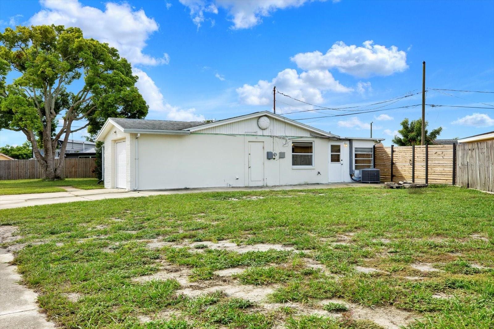 Lots of yard to explore--no neighbors on top of you--able to park RV/Boat and all your Florida toys!