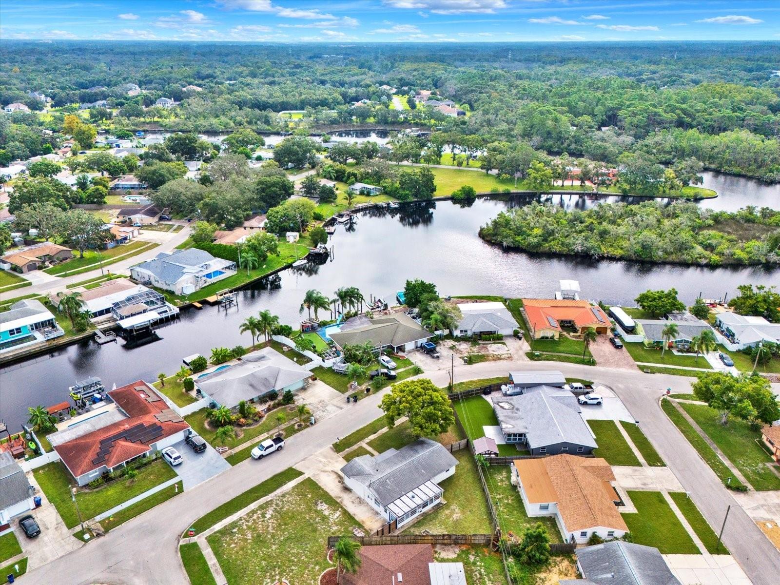 Beautiful surroundings close to the water and all the area has to offer-bring your boat!