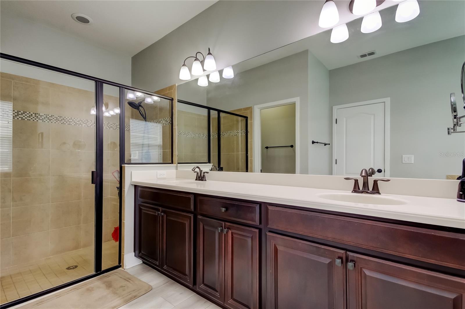 ground floor primary en suite bath with separat shower