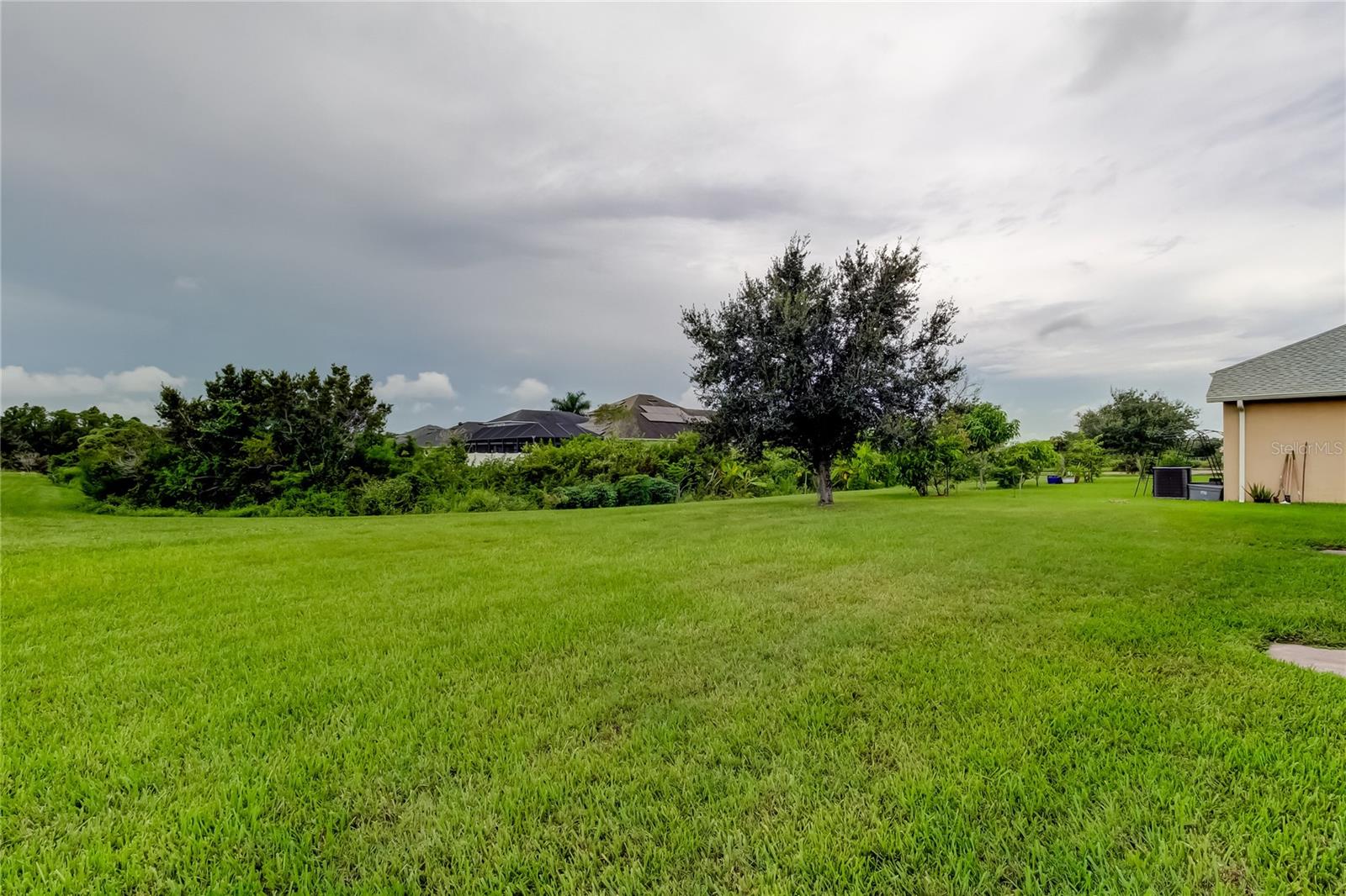 Oversized lot, adjacent to green belt
