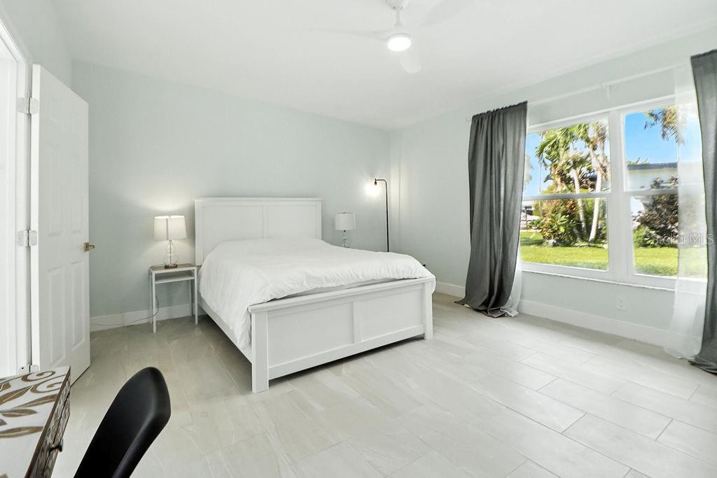Large bedroom #2