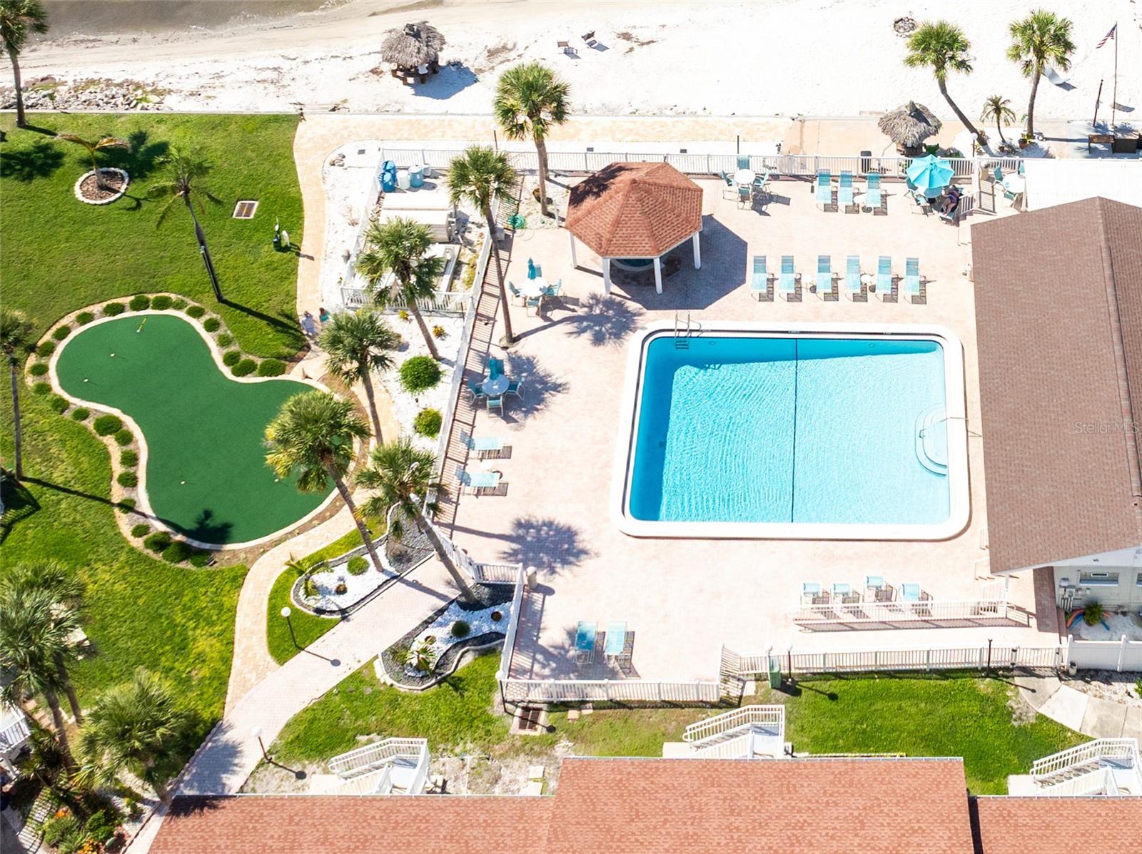 Pool, Beach & Putting Green