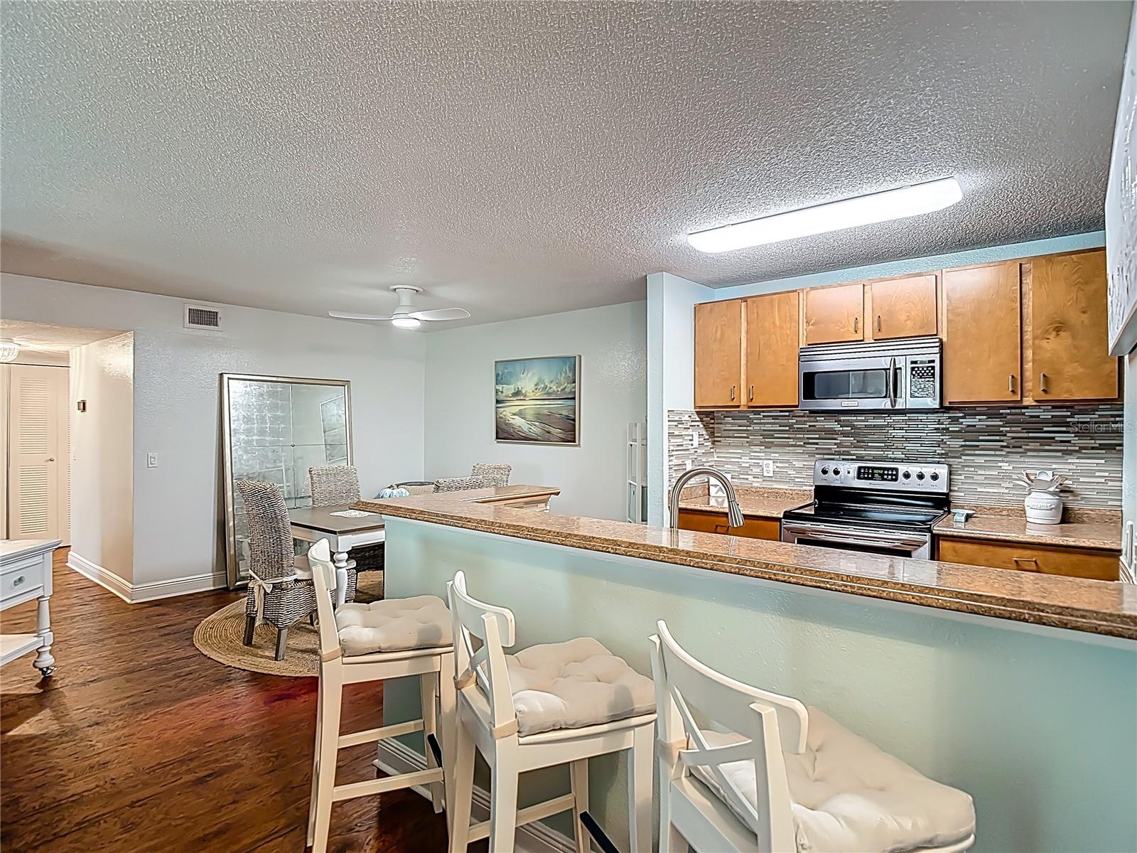 Kitchen with breakfast bar