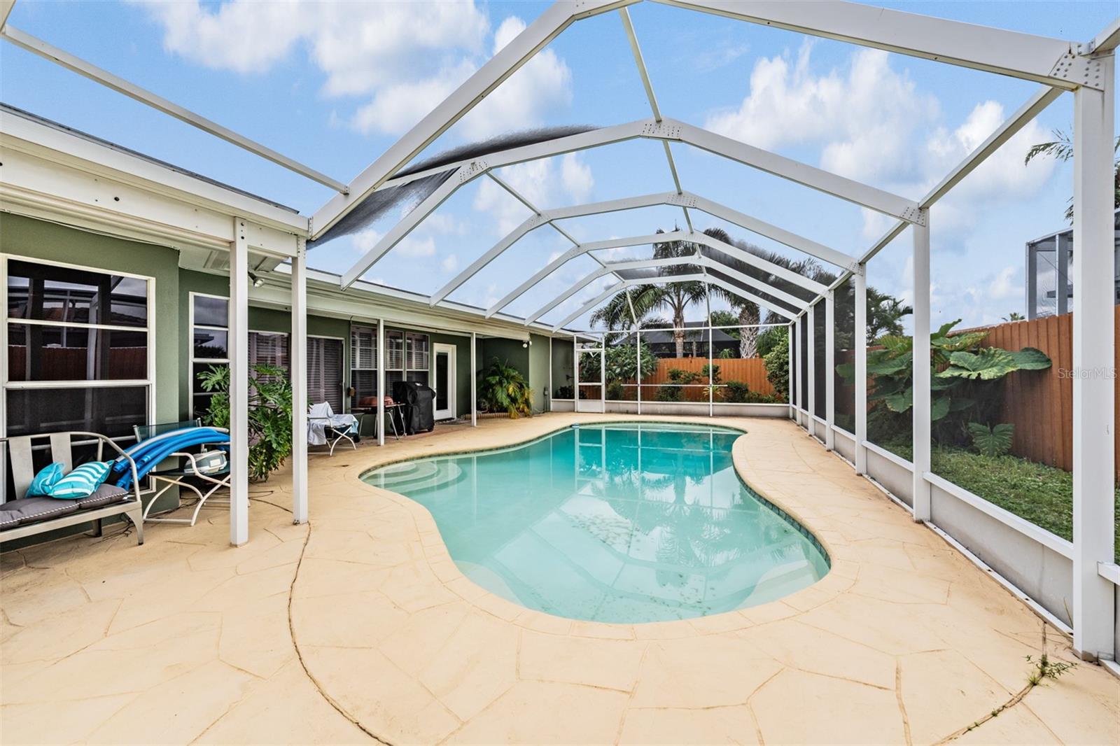 Large screened lanai for entertaining