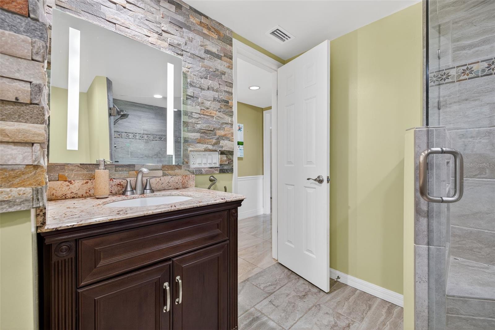 Main level full bath