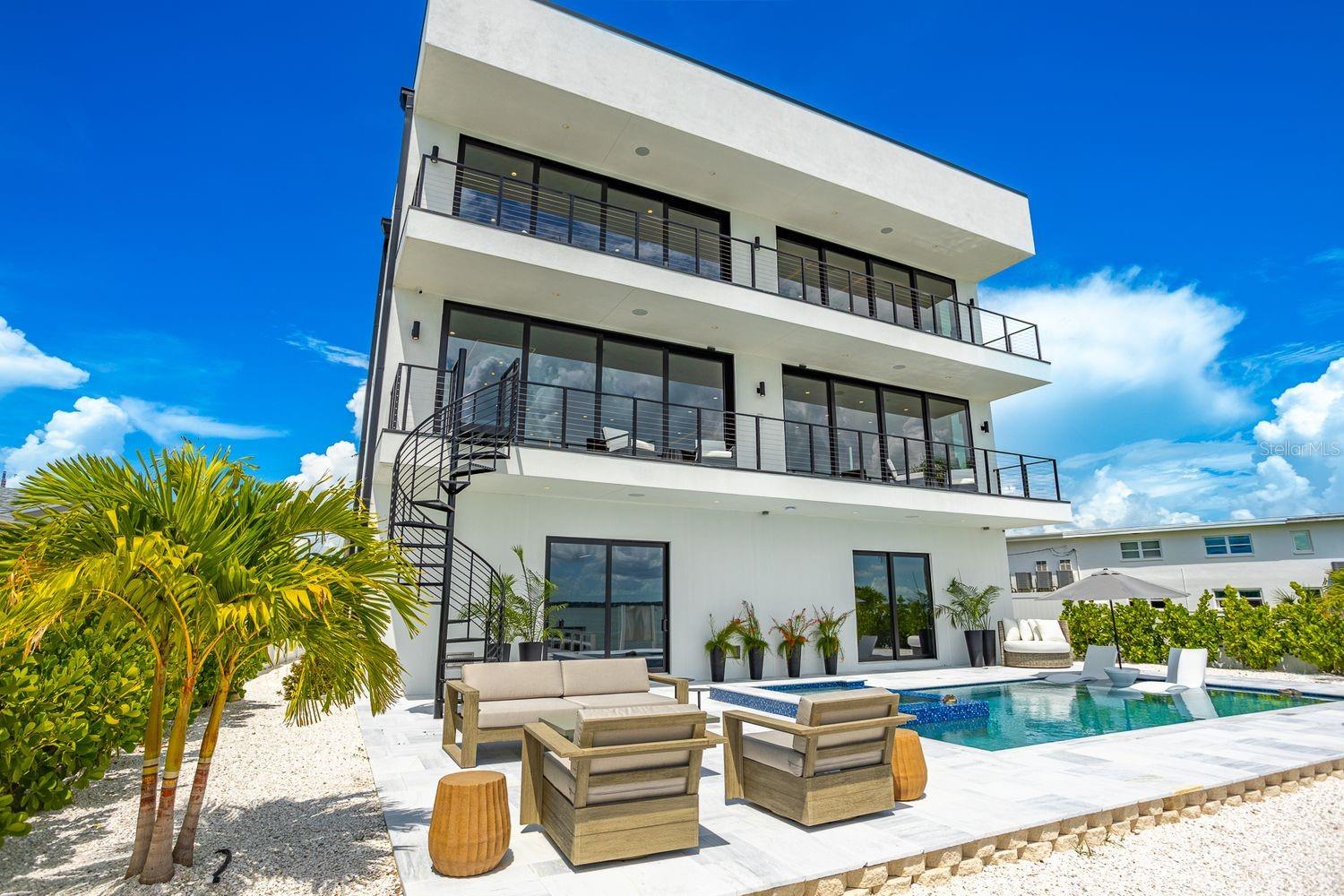 Resort-Like Space Designed for Relaxation & Entertaining