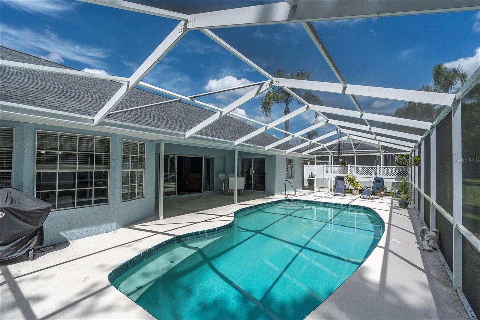 Sparkling pool, large pool deck