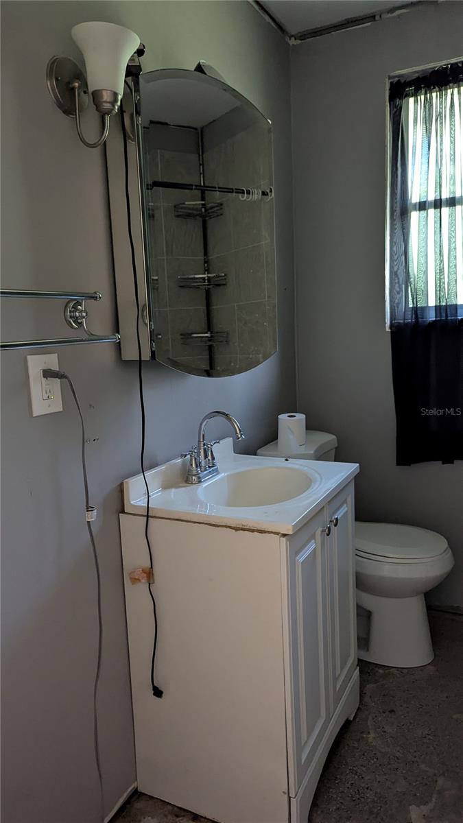 Hall bathroom with tub