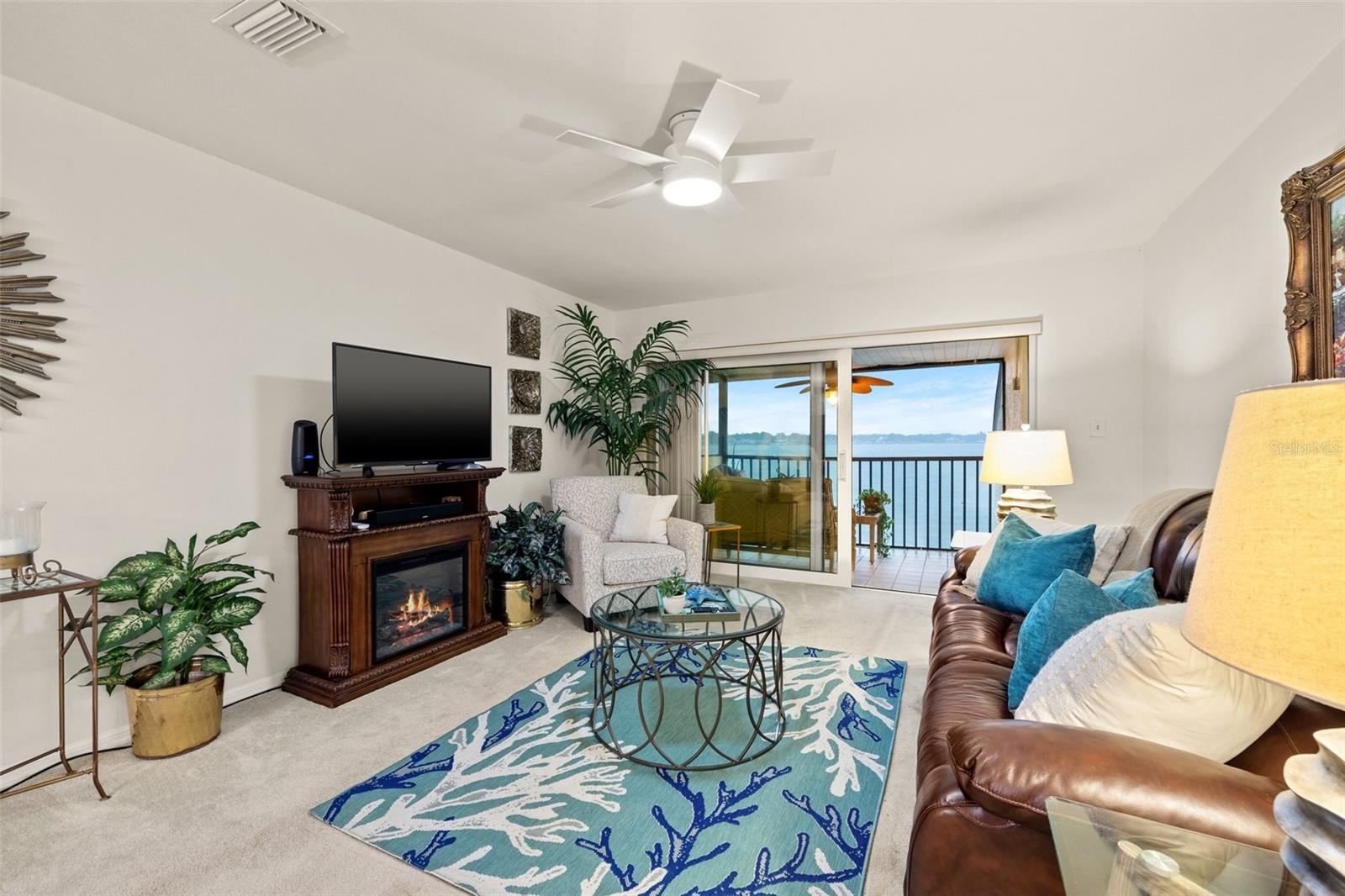 Breathtaking waterviews the moment you enter.