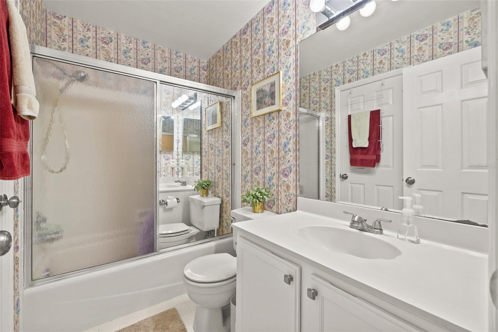 ...with private access to 2nd bathroom