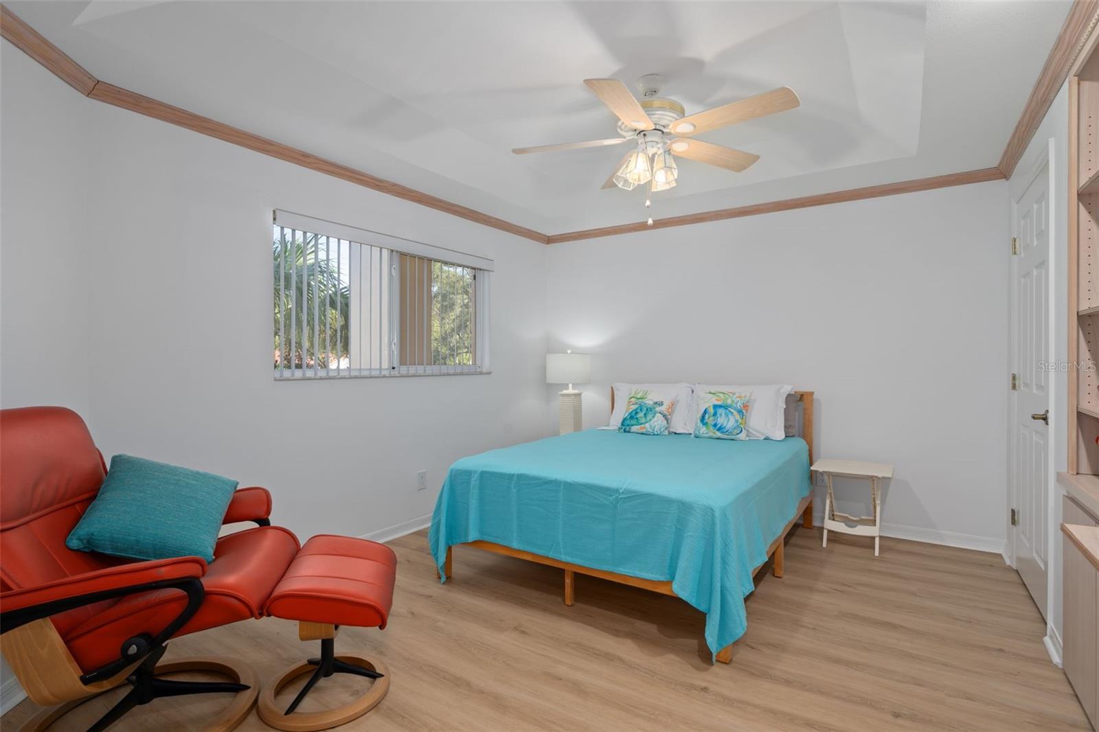 LARGE BEDROOM #2