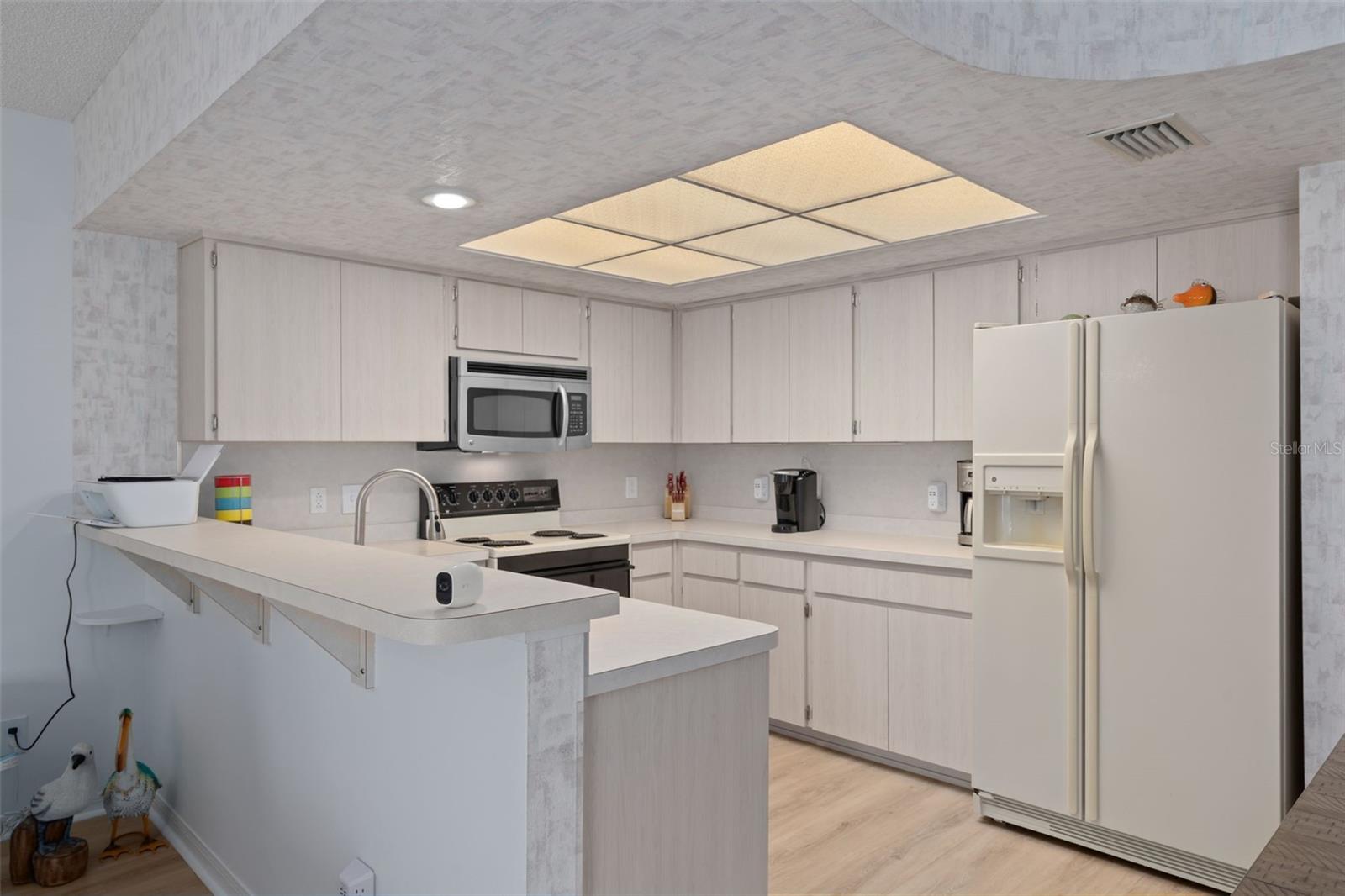 LARGE KITCHEN WITH BREAKFAST BAR