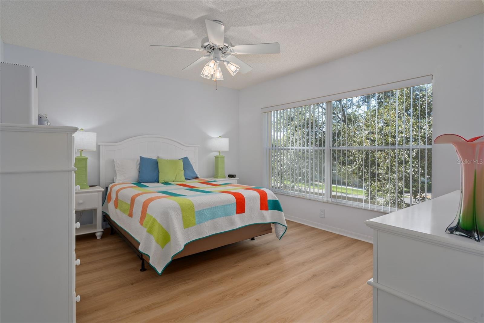 LARGE PRIMARY BEDROOM