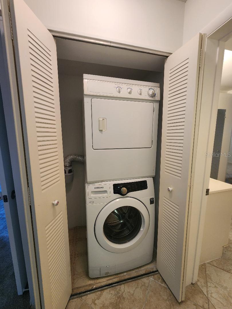 TB8427708