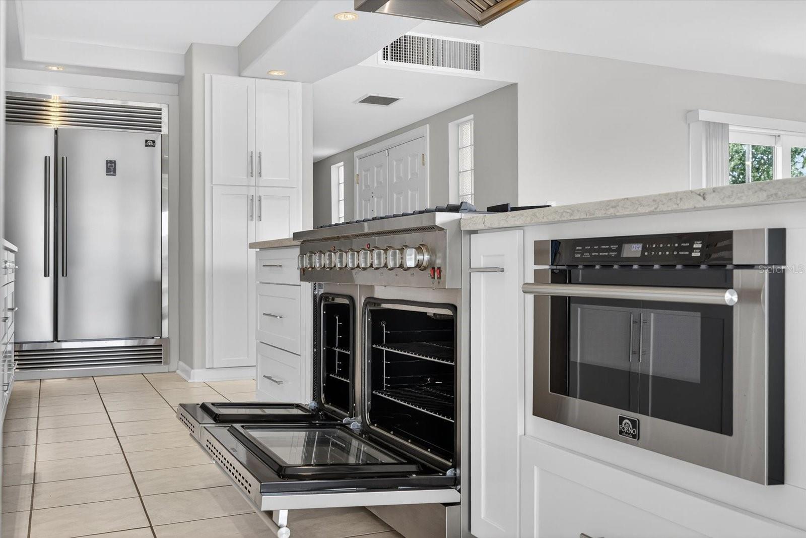 DOUBLE OVENS! Pop out microwave!