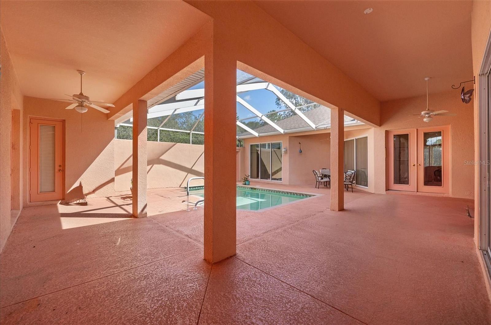 LARGE COURTYARD/LANAI