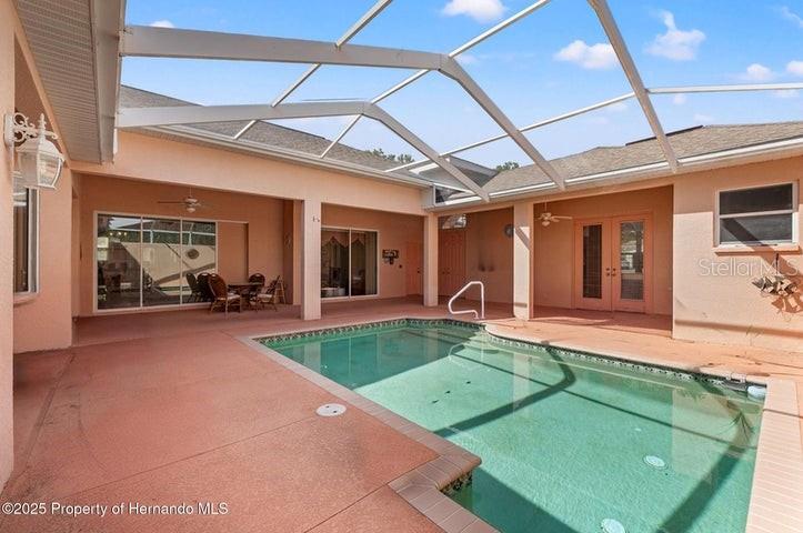 LARGE COURTYARD/LANAI