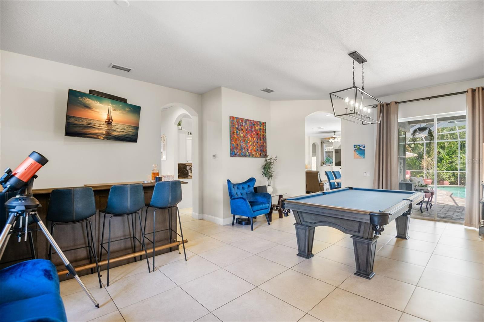 Formal living/dining room off main entry