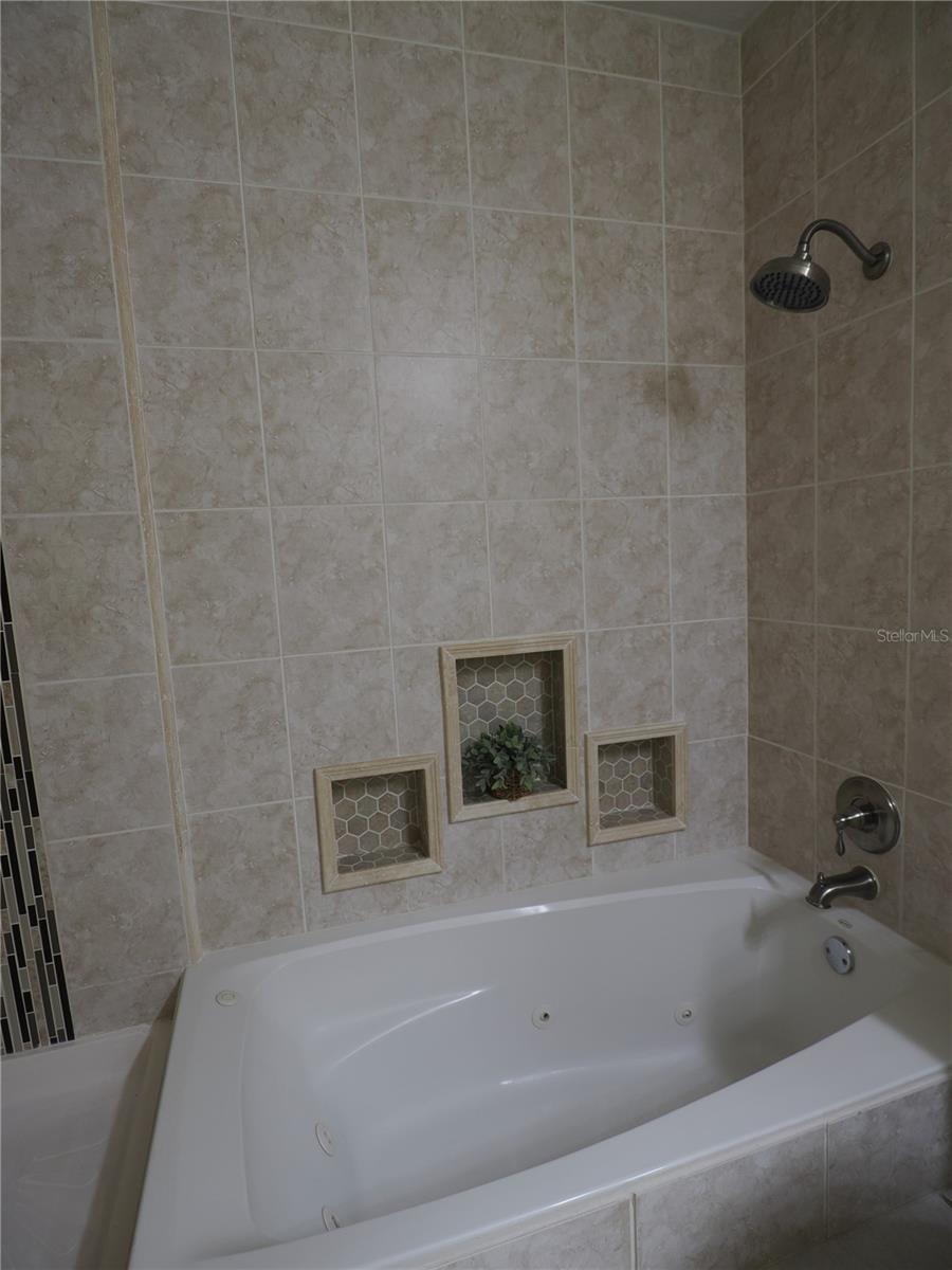 Jetted tub and separate shower in en suite