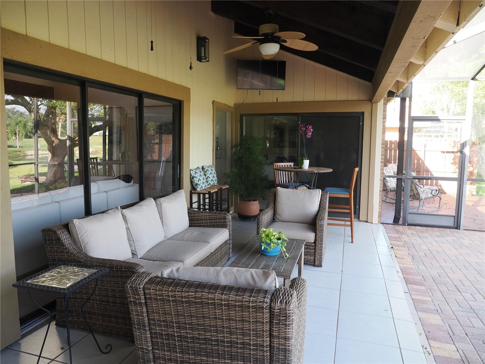 Extra large lanai, great for entertaining