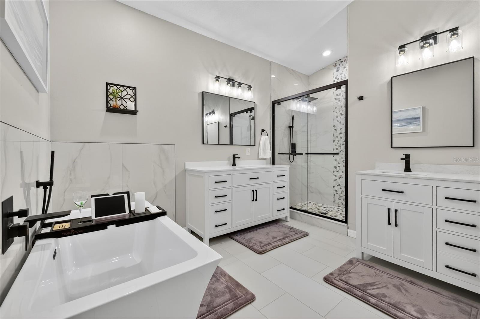 Primary en-suite bath