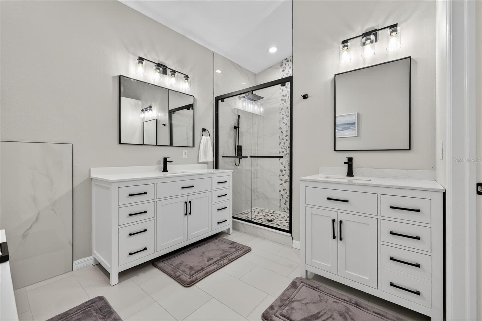 Primary en-suite bathroom