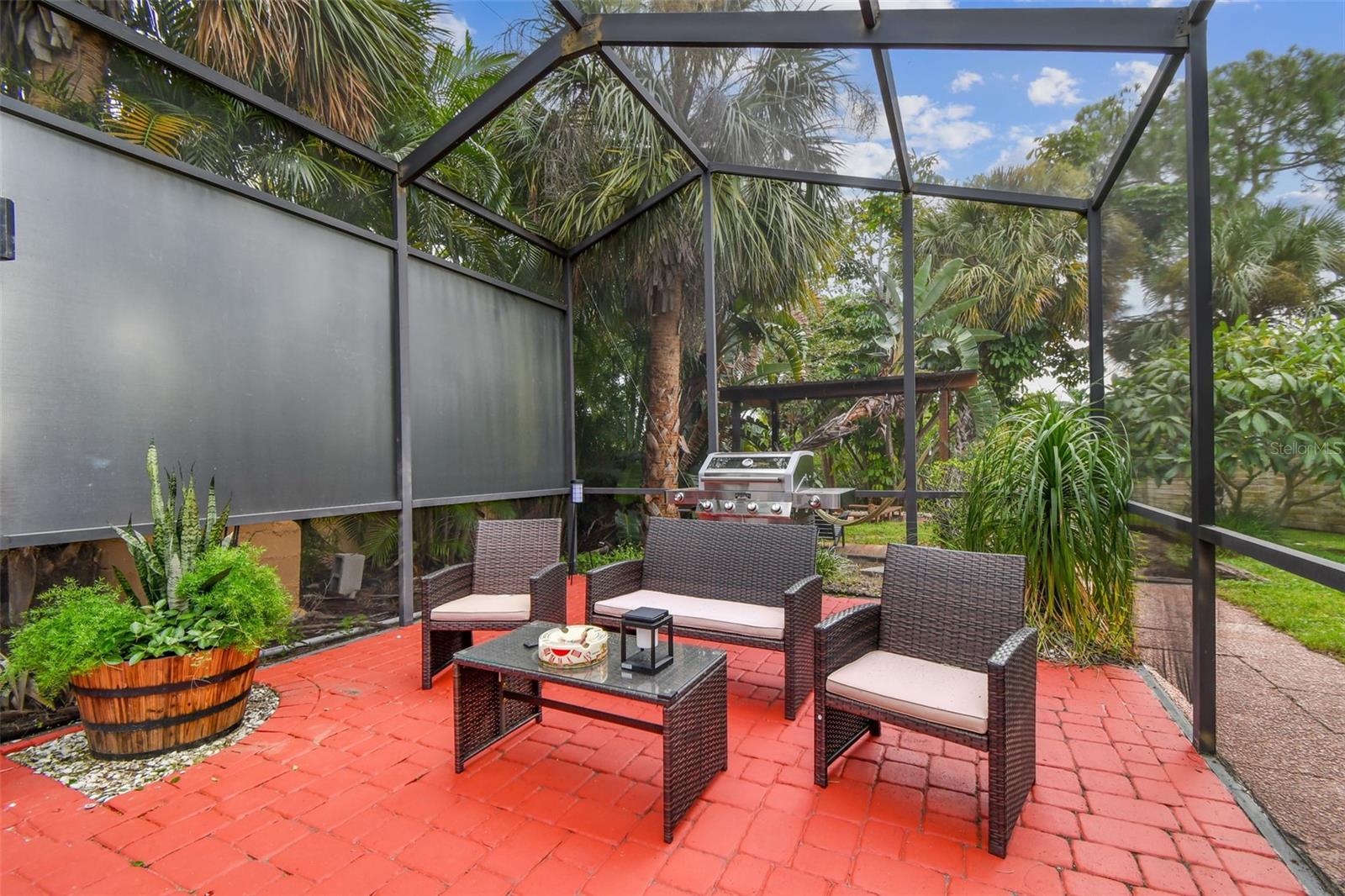 Screened Pool Sitting Area