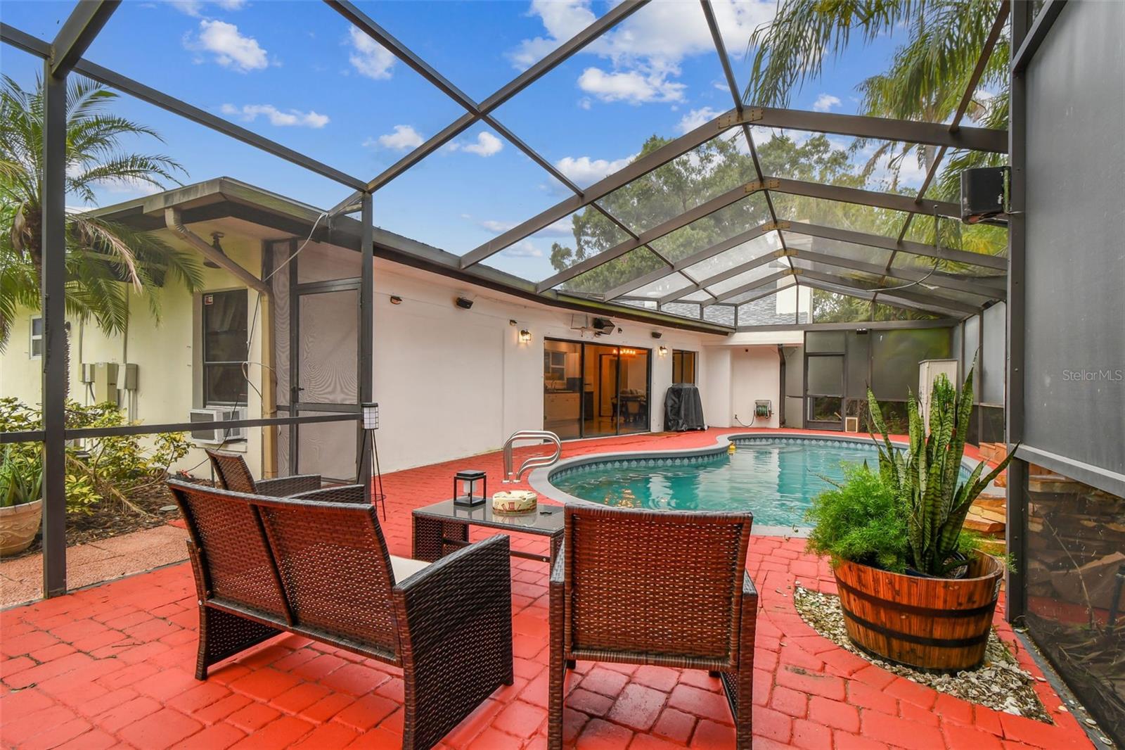 Screened Pool Sitting Area