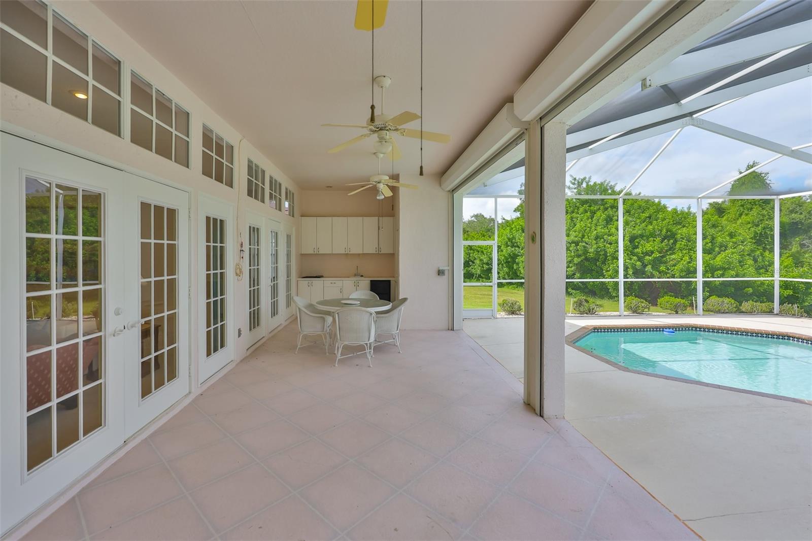 Covered Lanai with Outdoor Bar & Grill & Pool 1/2 Bath