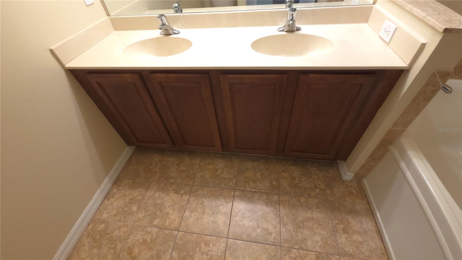 V4944937
