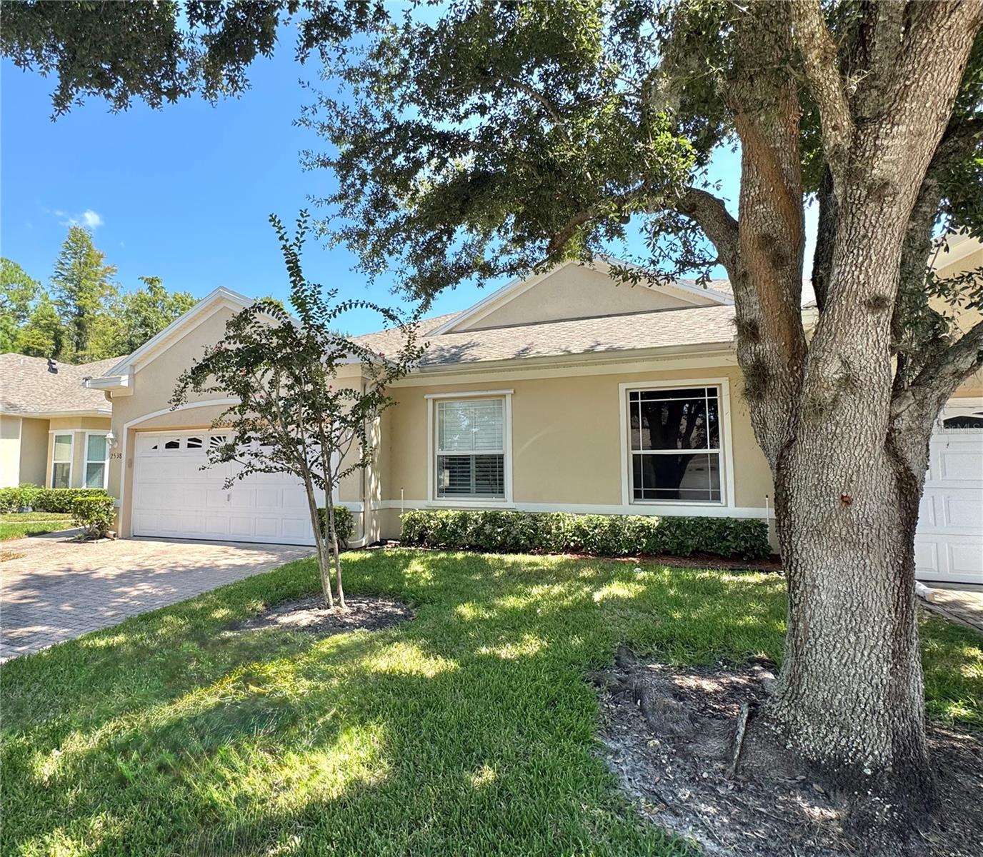Cul-de-sac end unit villa in a gated community