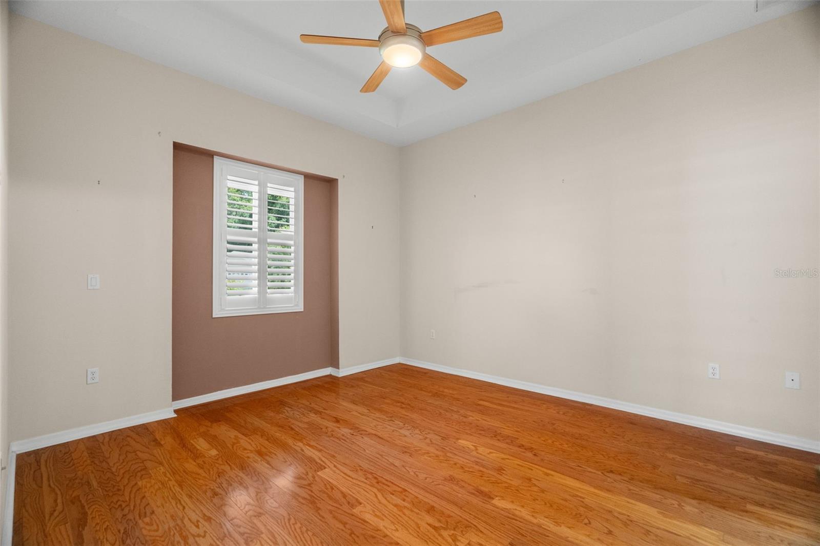 Oak flooring in primary bedroom