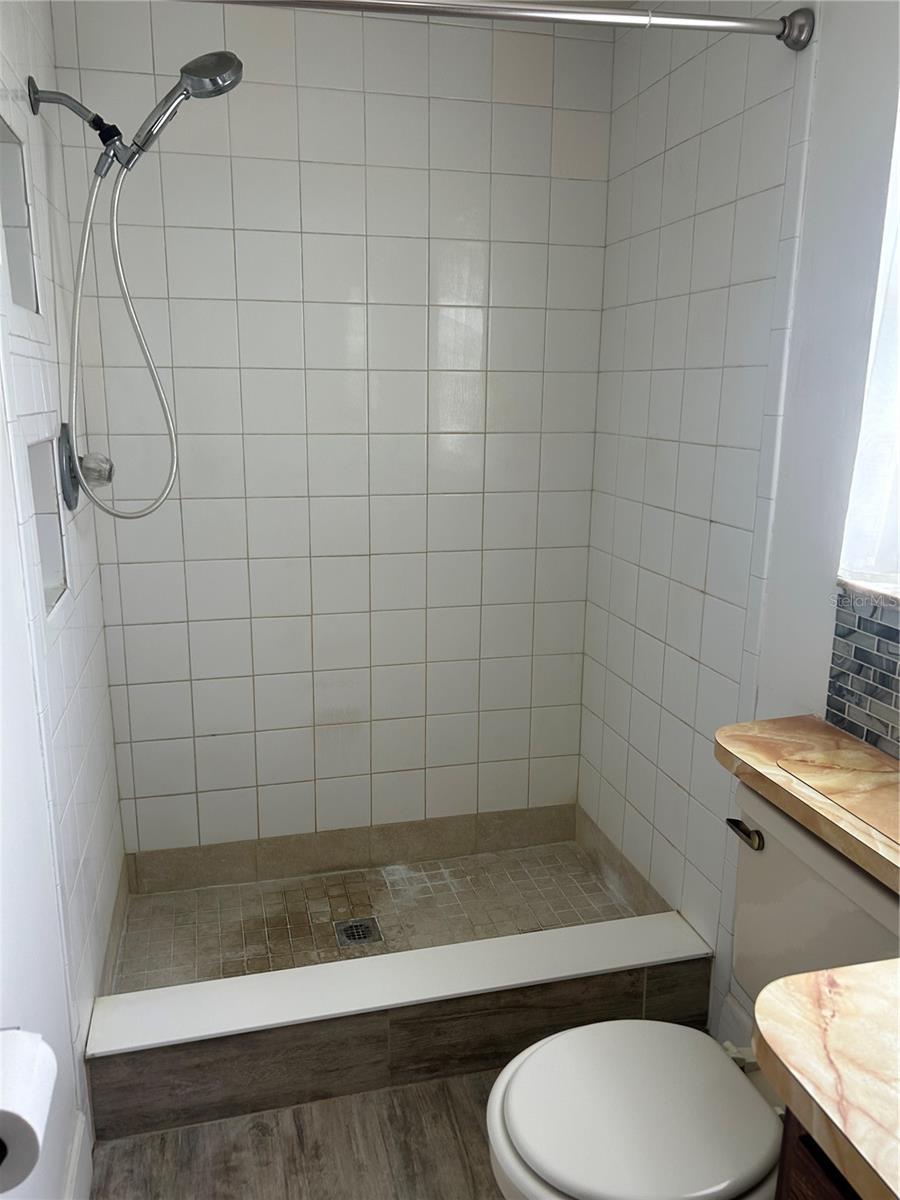 TB8428401