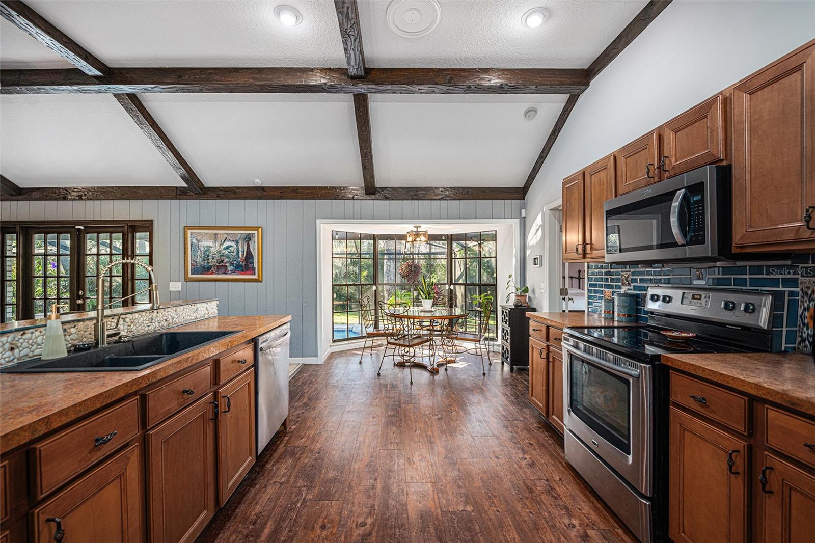 Kitchen w/bay windows