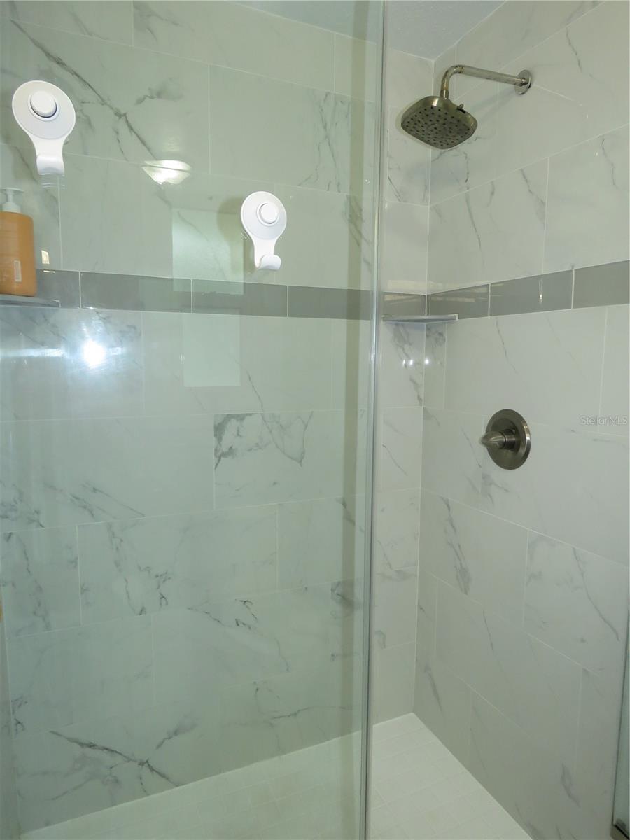 TB8428520