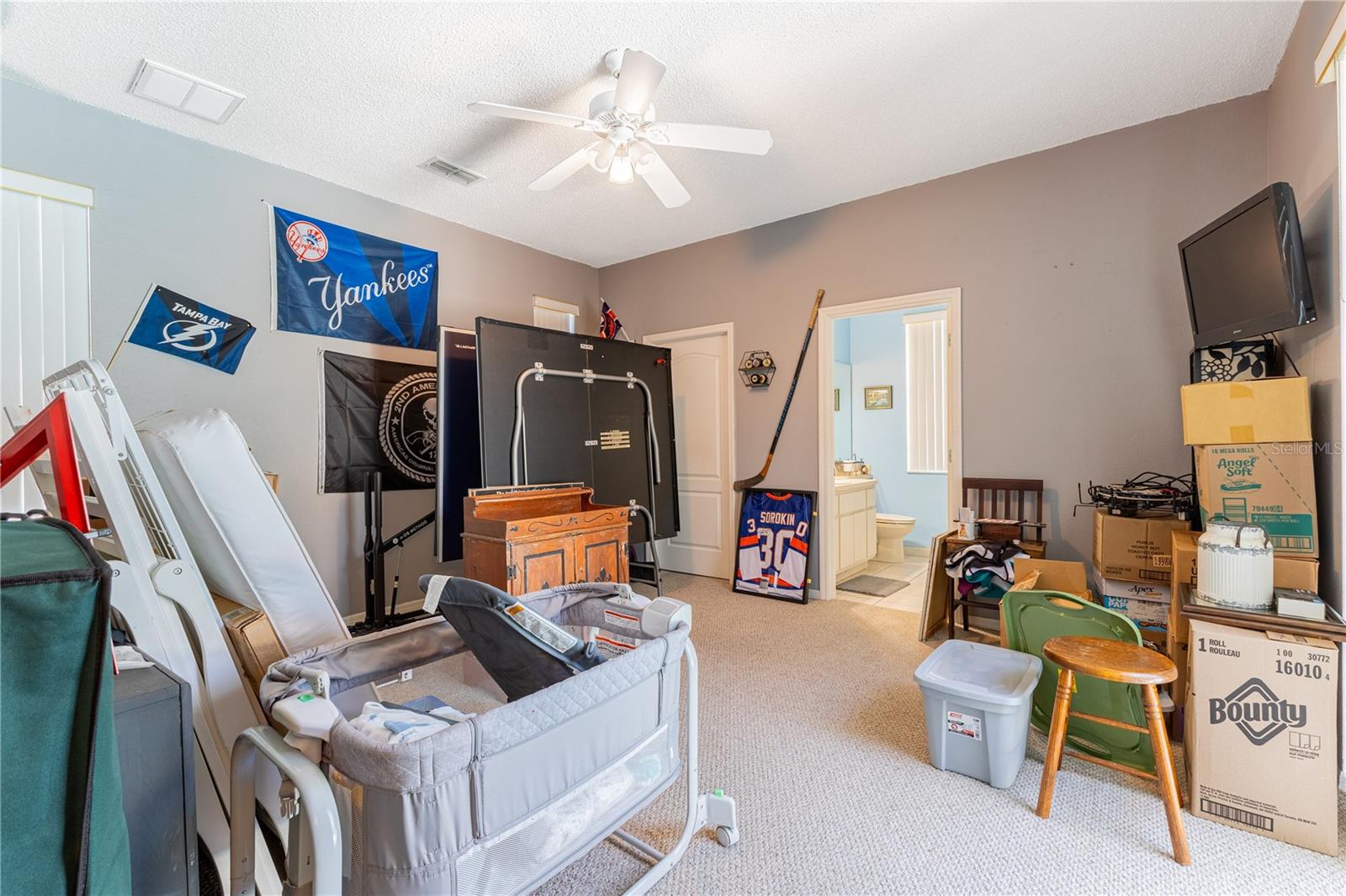 Masterbed 2/ gameroom/den