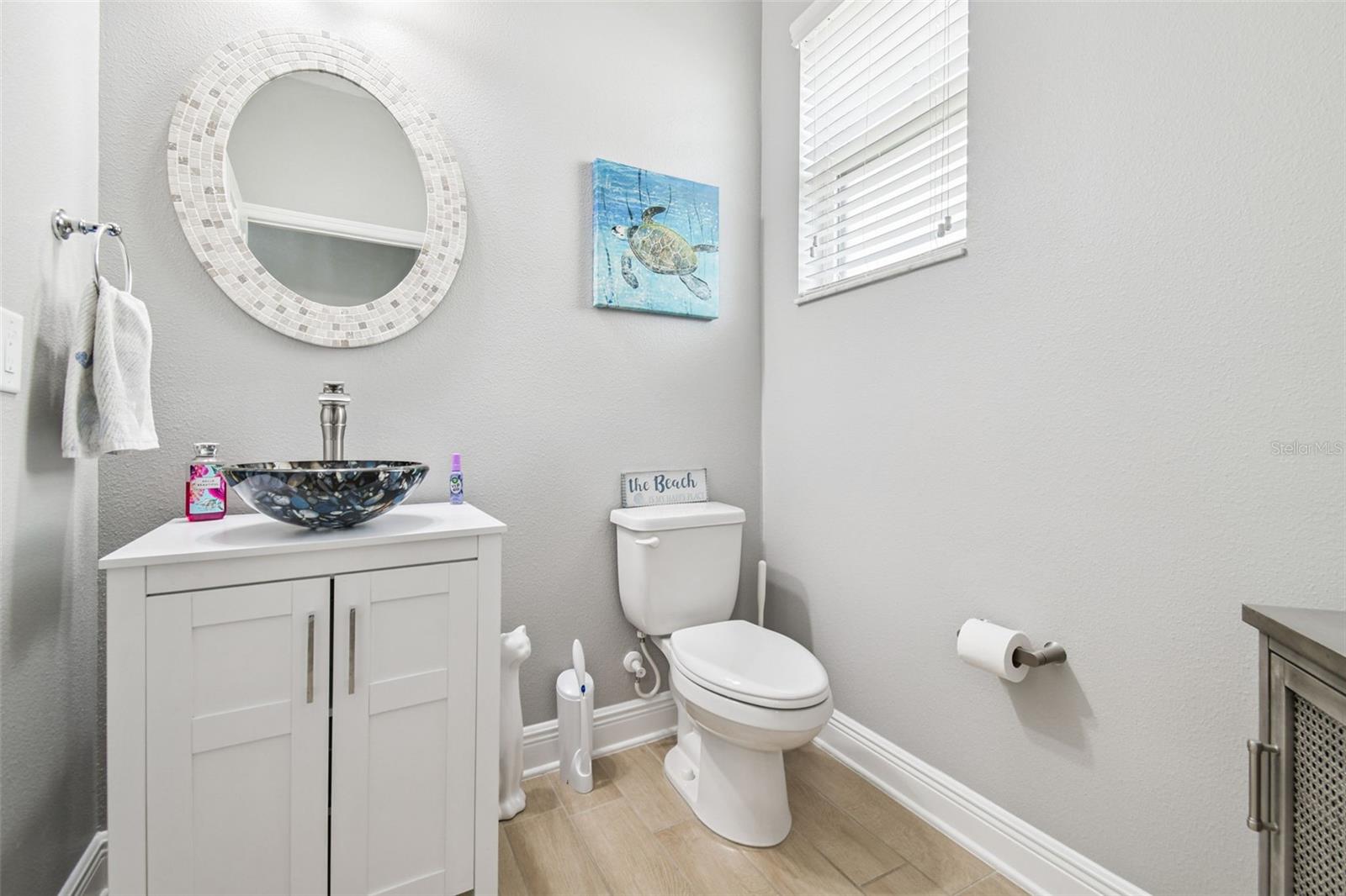 Main floor 1/2 bath