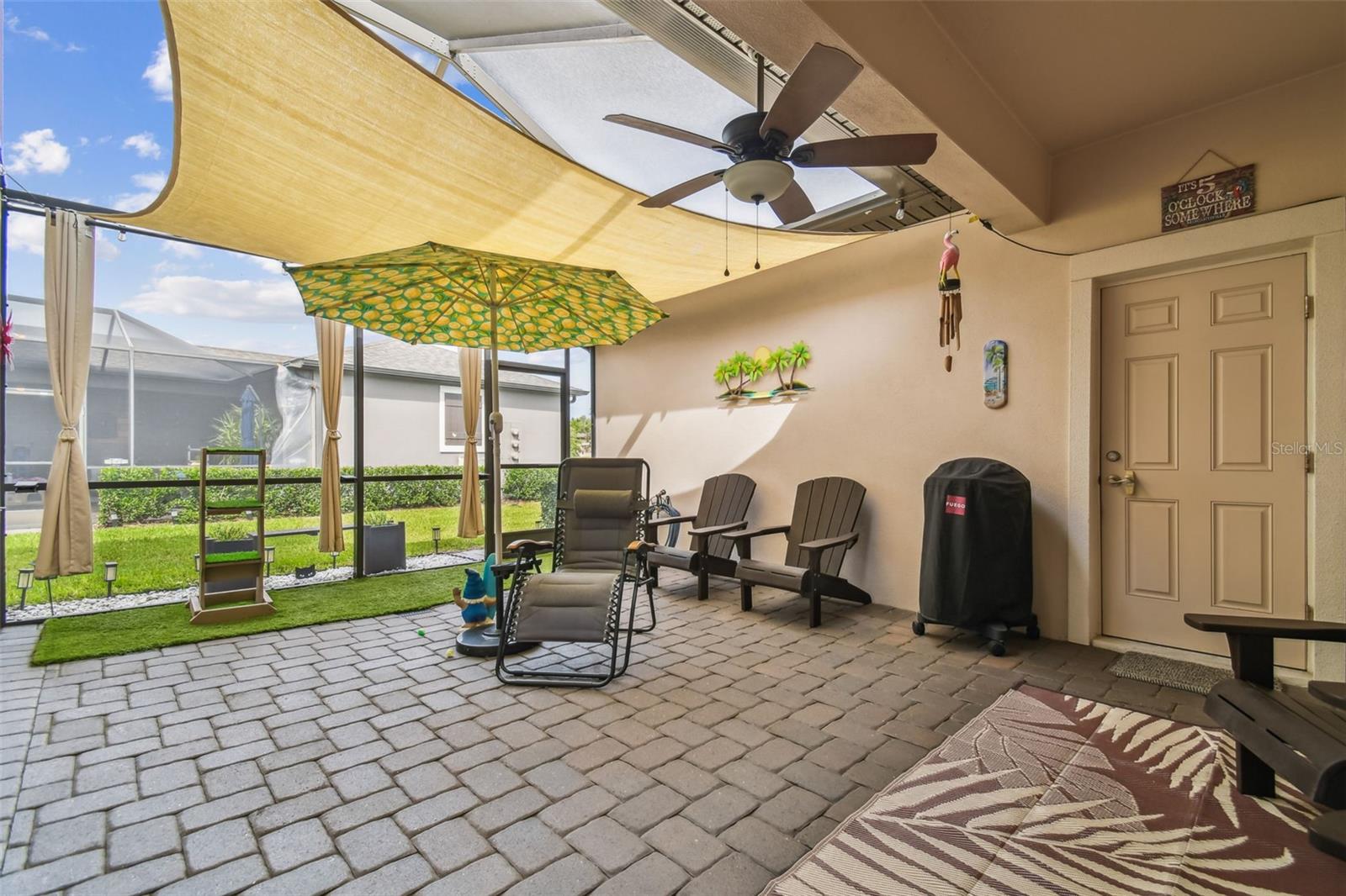 Relaxing screened in side patio/lanai