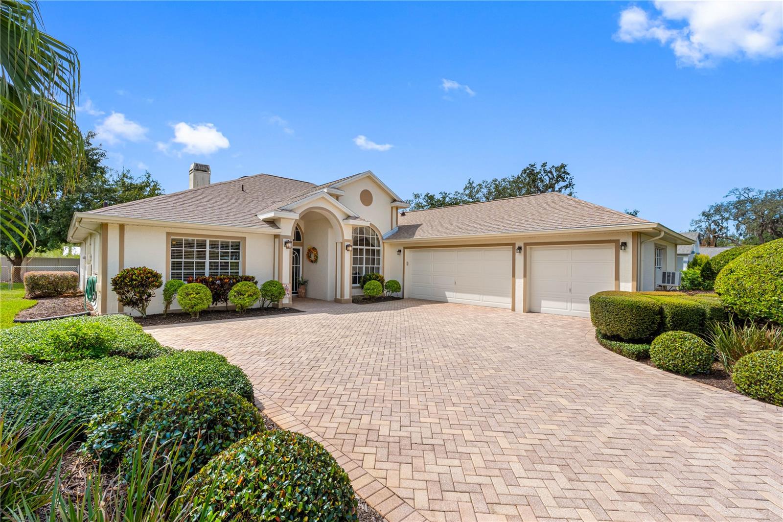 3 car garage, Long Driveway