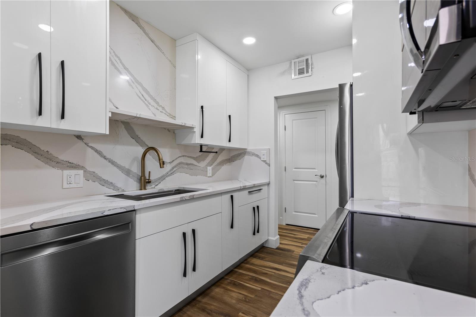 Kitchen w. Stainless Steel appliances