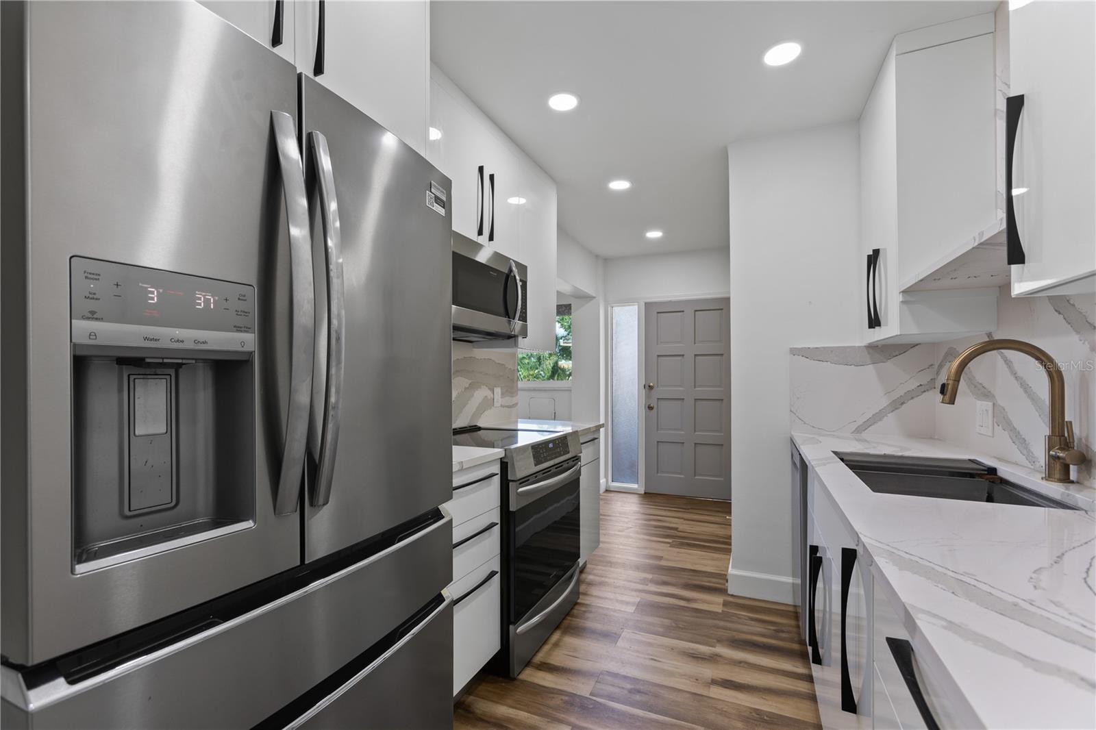 Quartz countertop in Kitchen