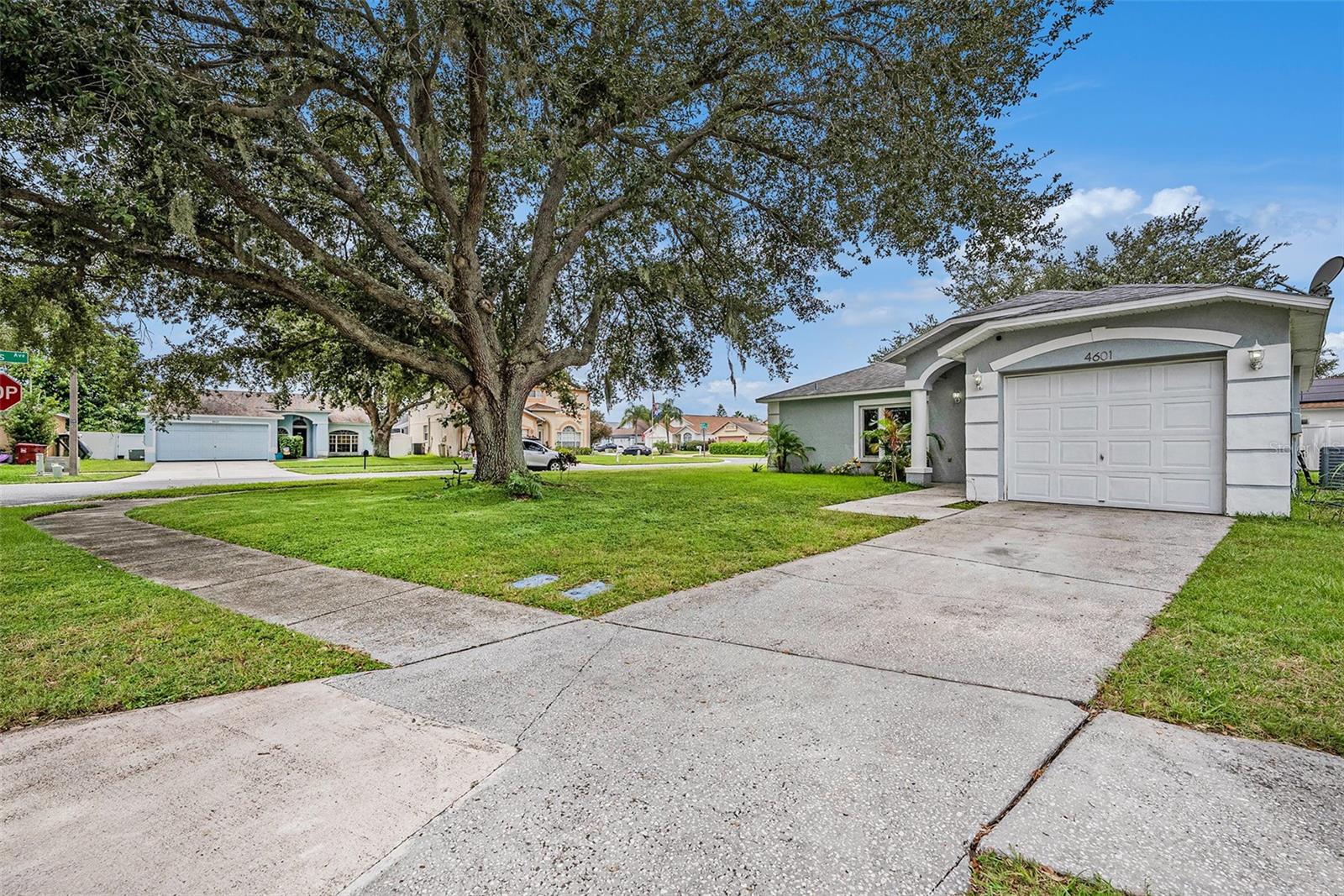 Welcome home to your adorable home in Country Hills!