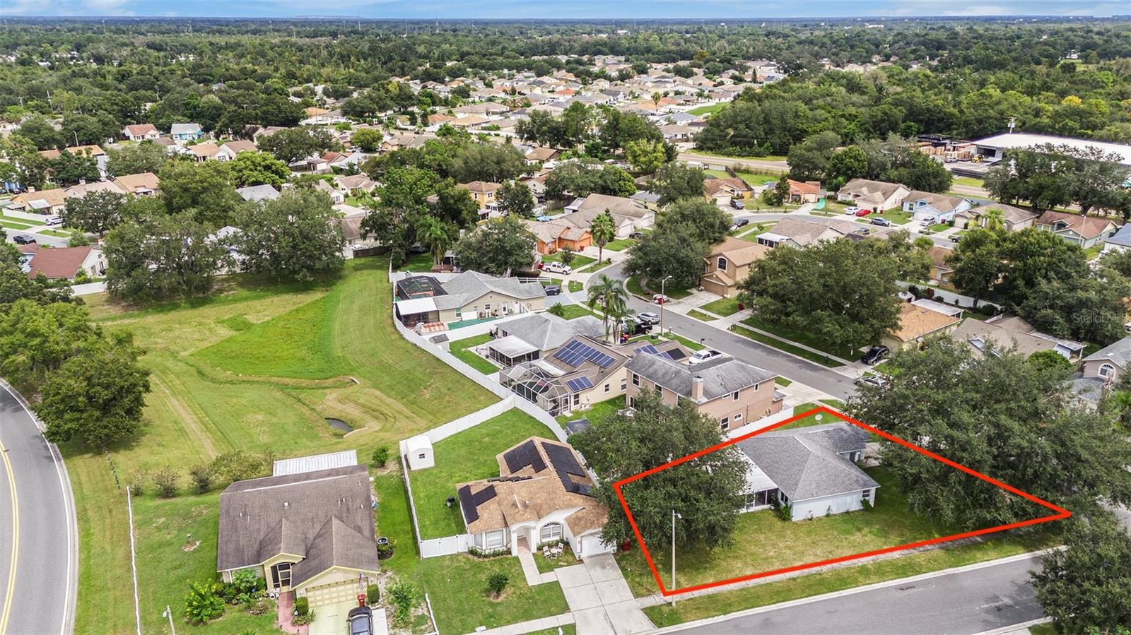 Welcome to the neighborhood! Country Hills community in Plant City.