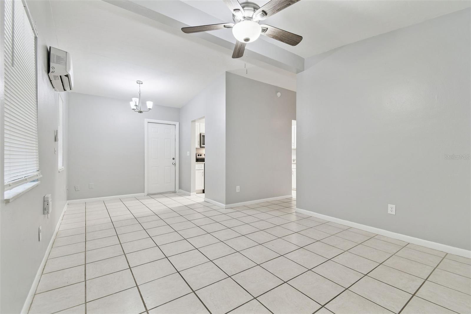 Living room-dinning room combo