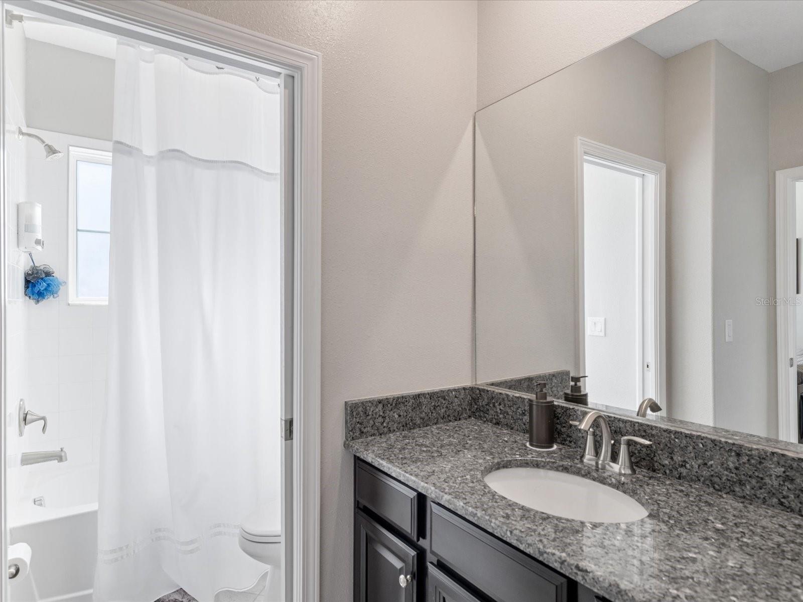 UPSTAIRS FULL BATHROOM