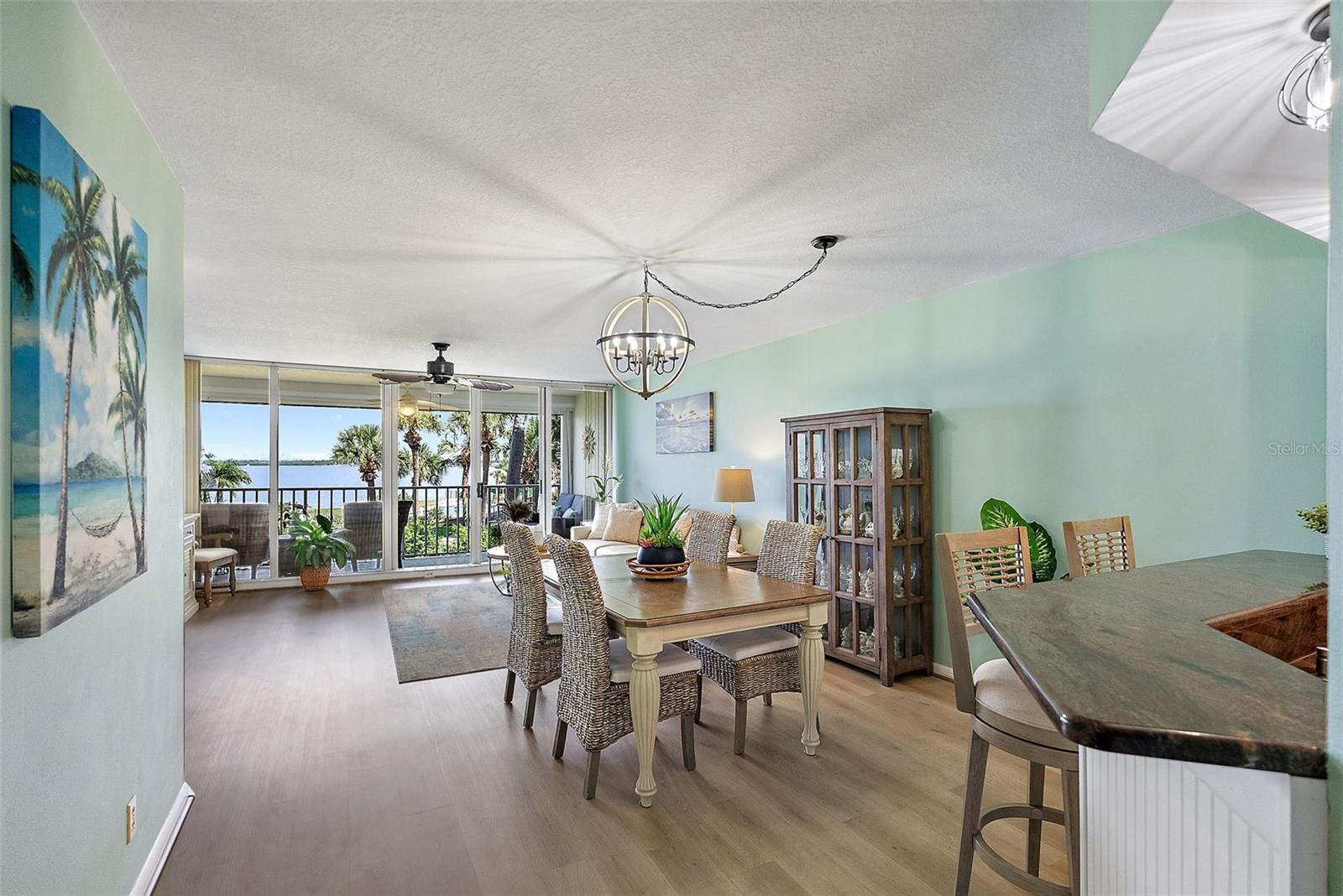 Open Floor Plan with amazing views a Boca Ciega Bay