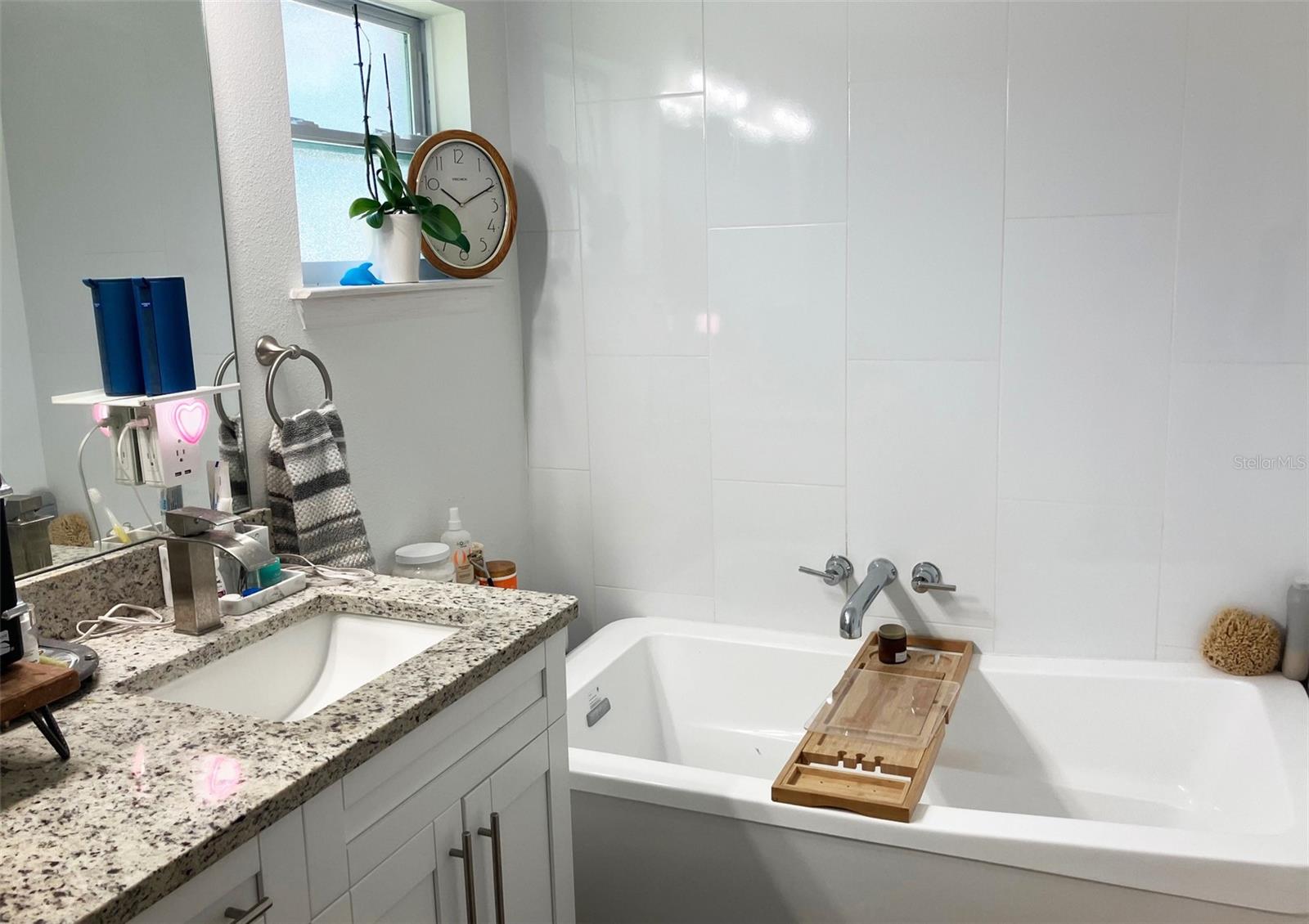 bath, primary- tub view