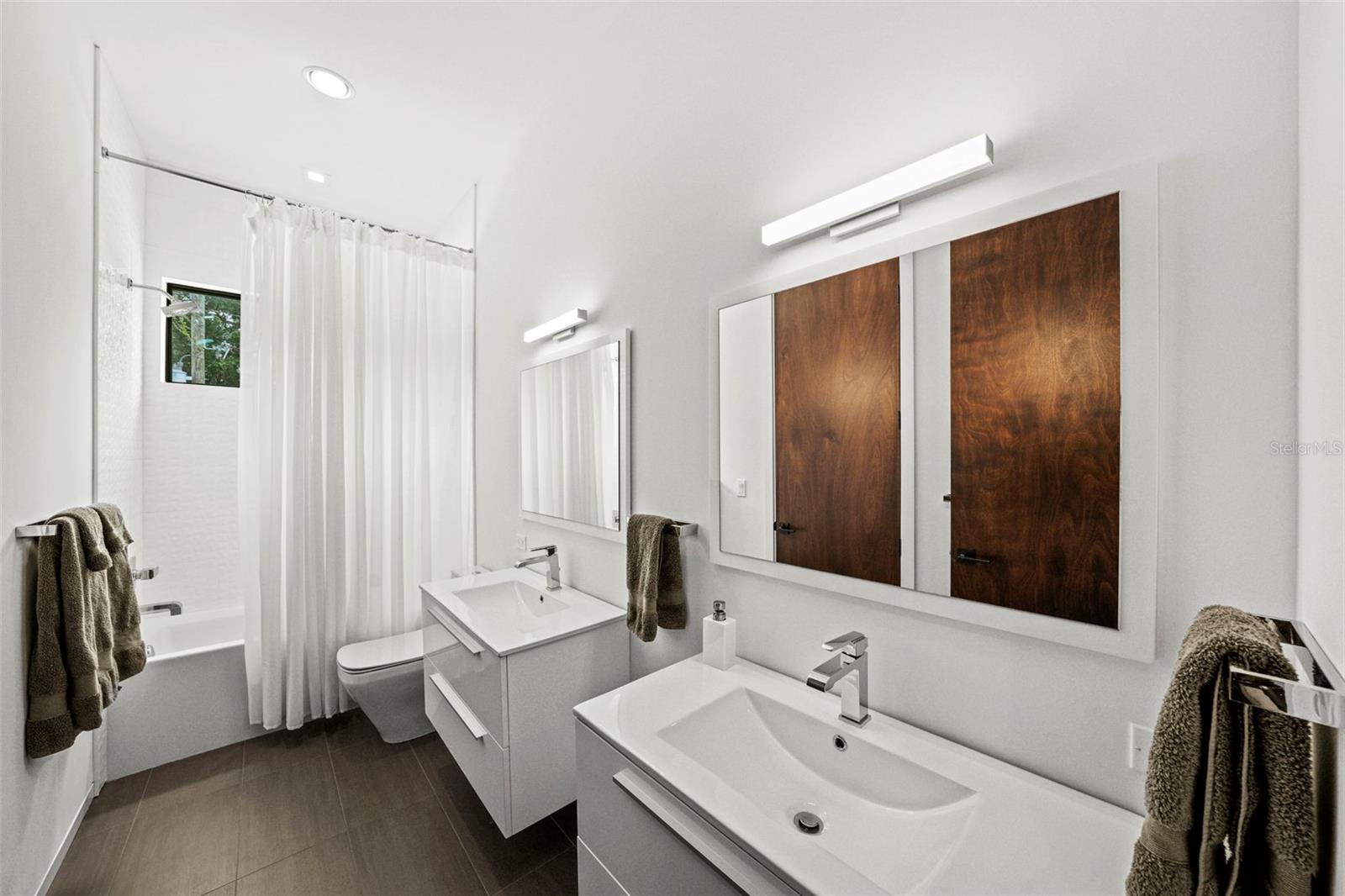 Secondary bathroom 4 is open to the hall and bedrooms 4 and 5