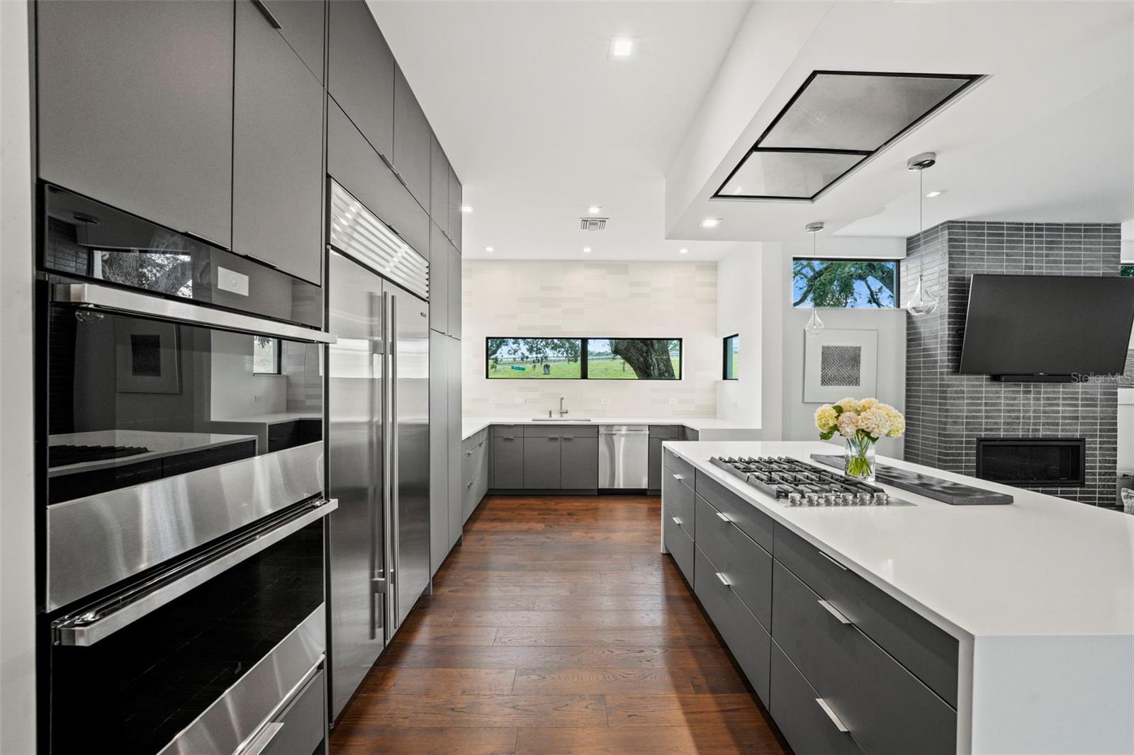JennAir double oven, gas cooktop and Subzero fridge