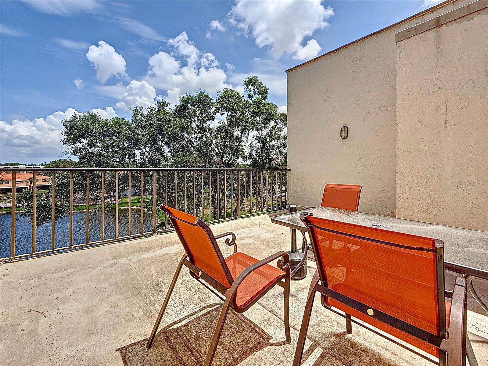 Extra area w/ lake view to relax, read etc..